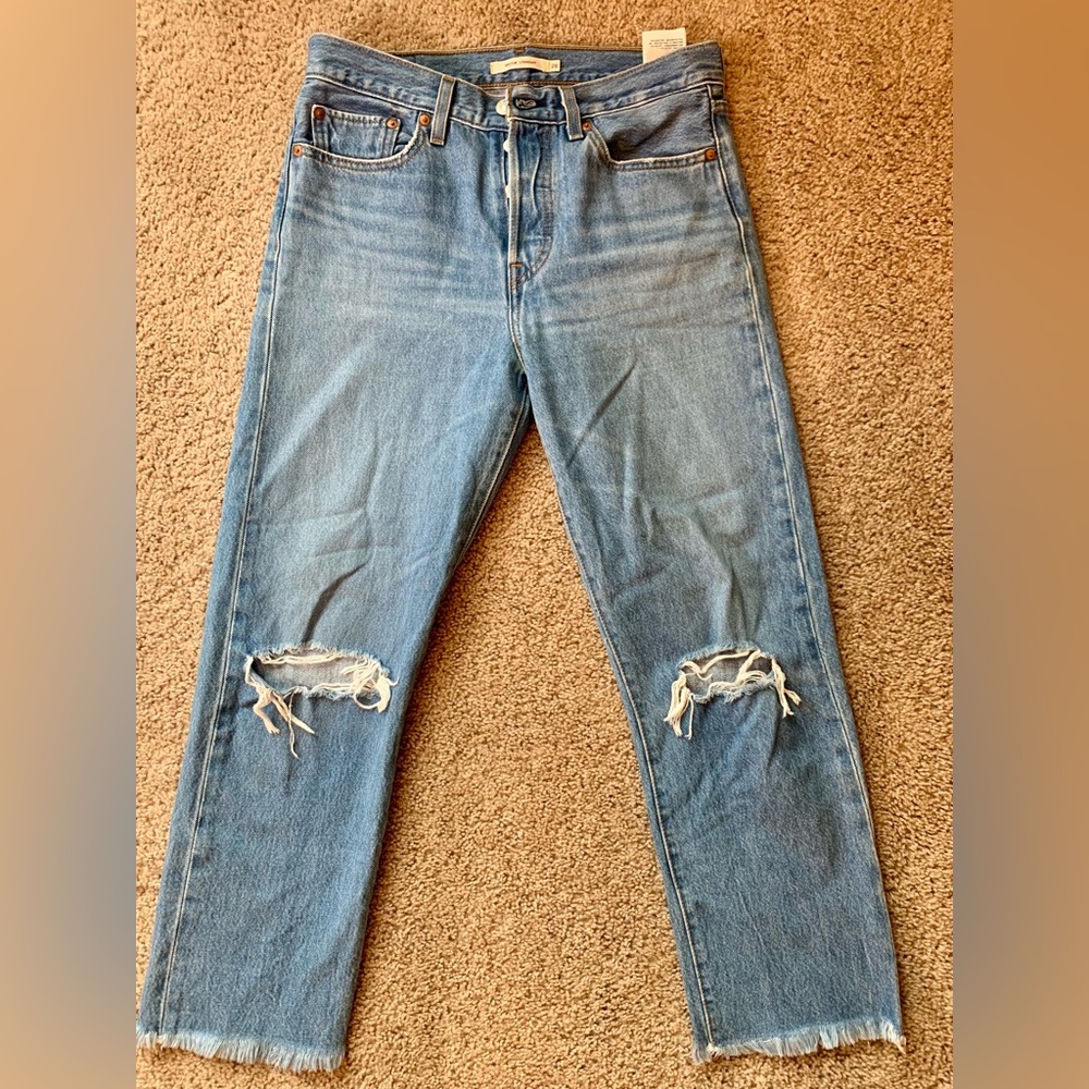 Levi’s Skinny Wedgie Straight Ankle w/ Raw Hem- size 28